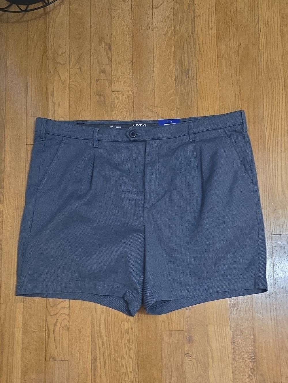 APT. 9 BRAND MEN'S BLUE FRONT PLEATED "TECH SHORTS" SIZE 42 SLIM